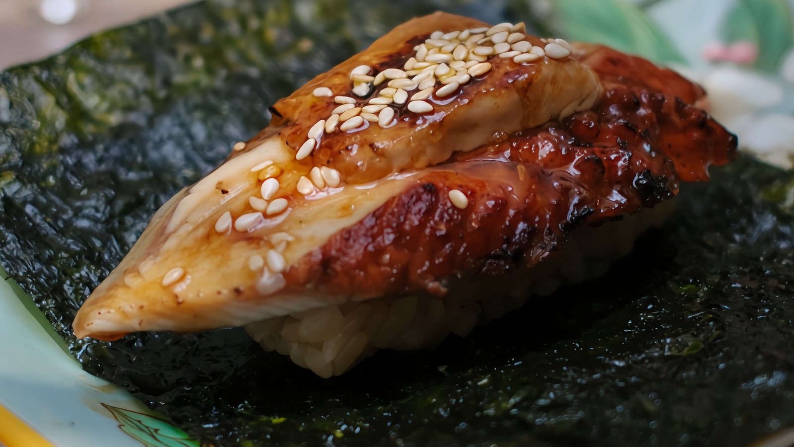 海苔にのせたうなぎの握り